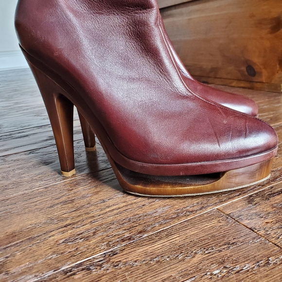 Beautiful Ferragamo Booties - Picture 2 of 15